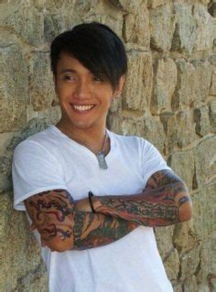 Arnel Pineda: Wife, net worth, tattoos, smoking & body facts