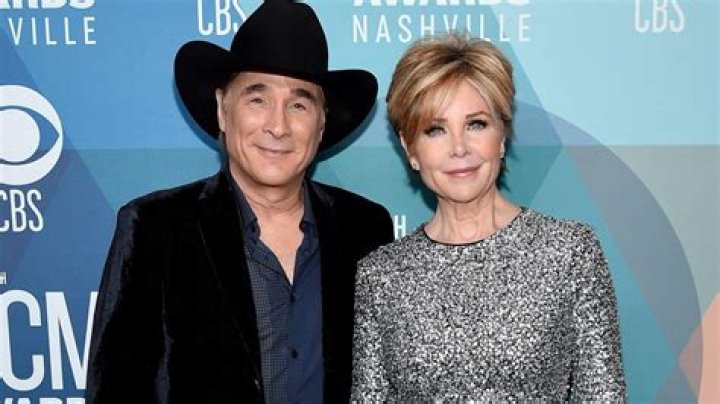 Clint Black: Wife, net worth, tattoos, smoking & body facts