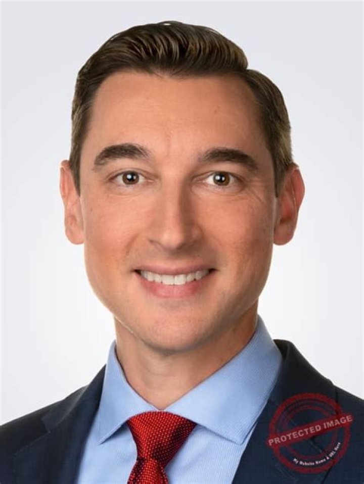 Robert Grant Bio, Age, Wife, Salary, Net Worth, WVLT and Twitter