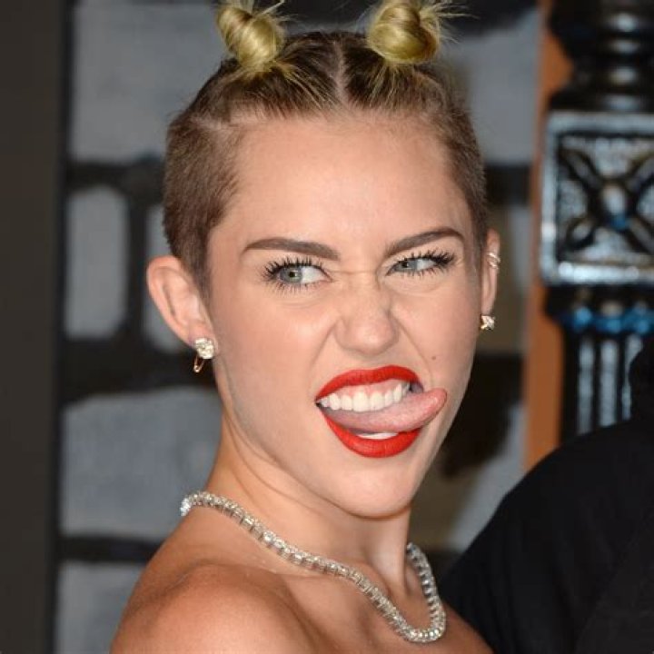 
Who are Miley Cyruss Parents? Miley Cyrus Biography, Parents Name, Nationality and More 